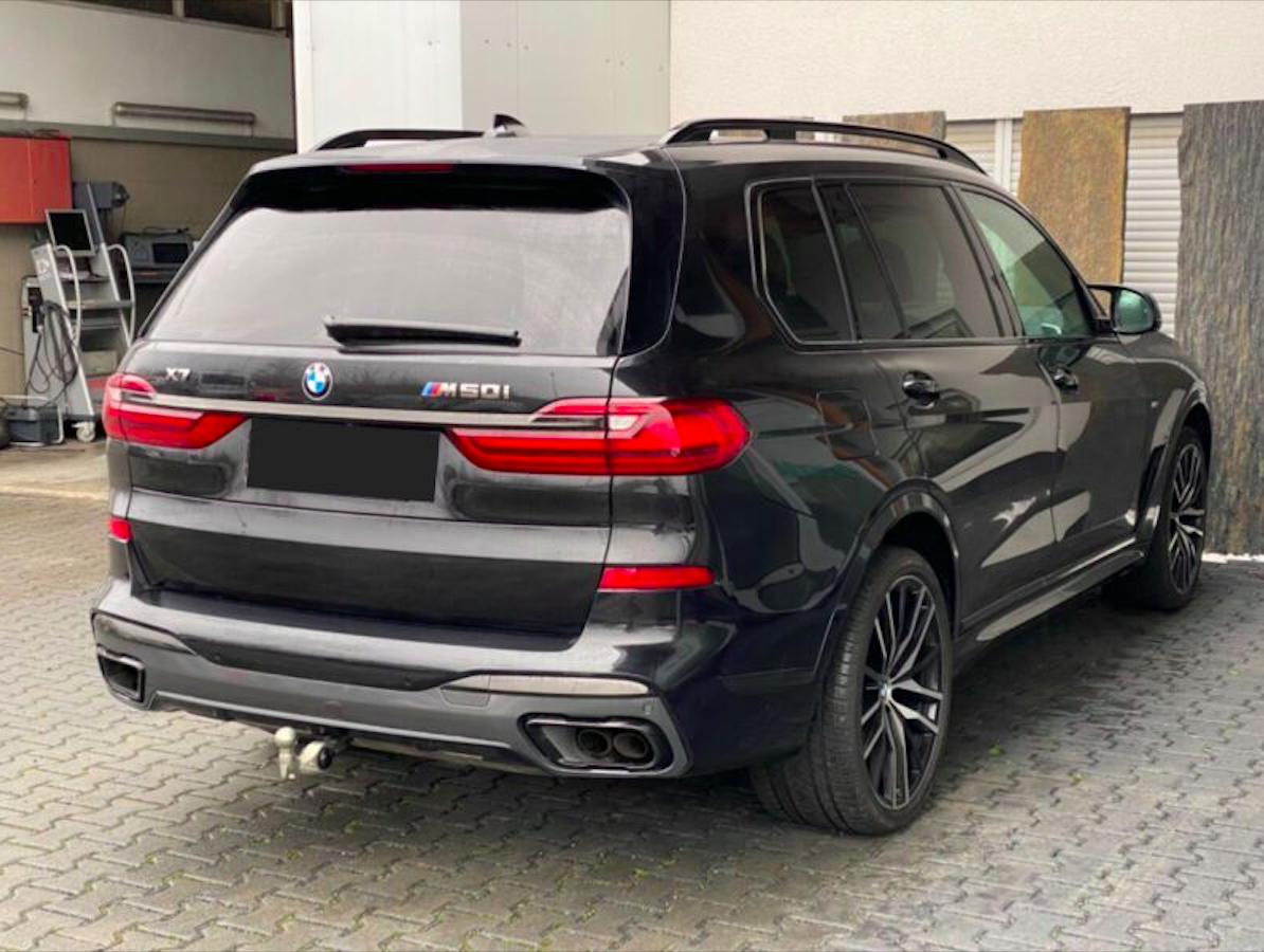 BMW X7 M50d Mpaket | předváděcí auto | skladem | od autorizovaného prodejce | černá metalíza | super cena | top stav | online nákup | autoibuy.com